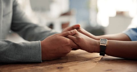 Пара, демонстрирующая эмпатичное общение через прикосновение рук